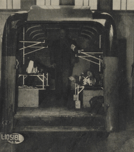 300294 Afbeelding van een tot vervoer van gewonden omgebouwde vrachtauto op de Luchtbeschermingstentoonstelling ...